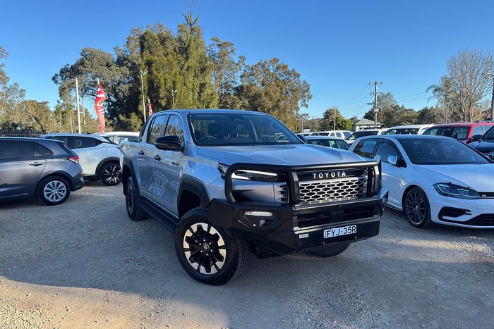 2025 Toyota Hilux SR5