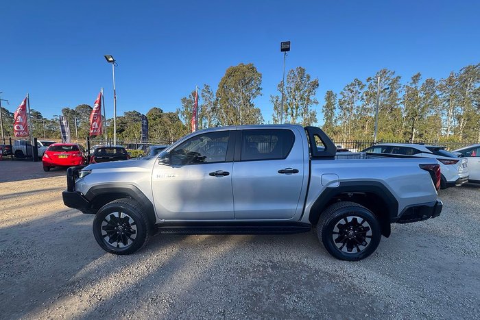 2025 Toyota Hilux SR5