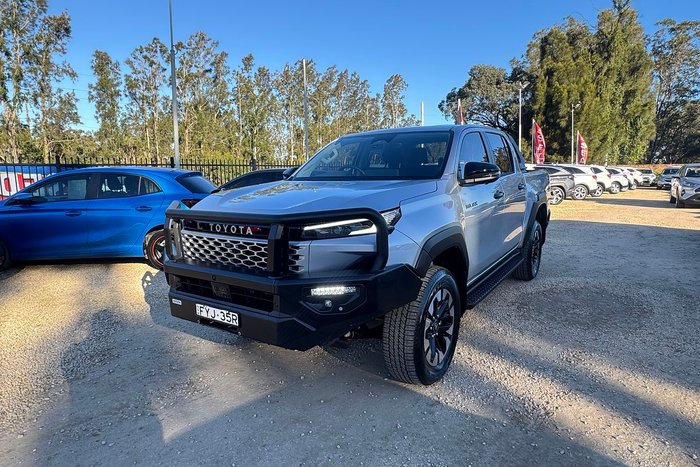 2025 Toyota Hilux SR5
