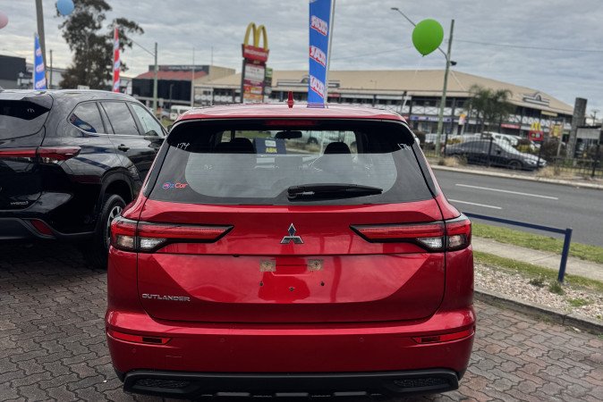 2024 MITSUBISHI OUTLANDER ES 5 SEAT (2WD)