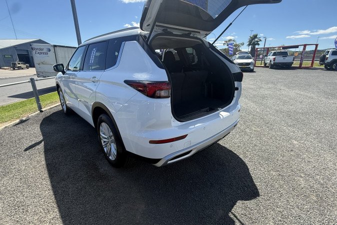 2024 MITSUBISHI OUTLANDER LS 7 SEAT (2WD)