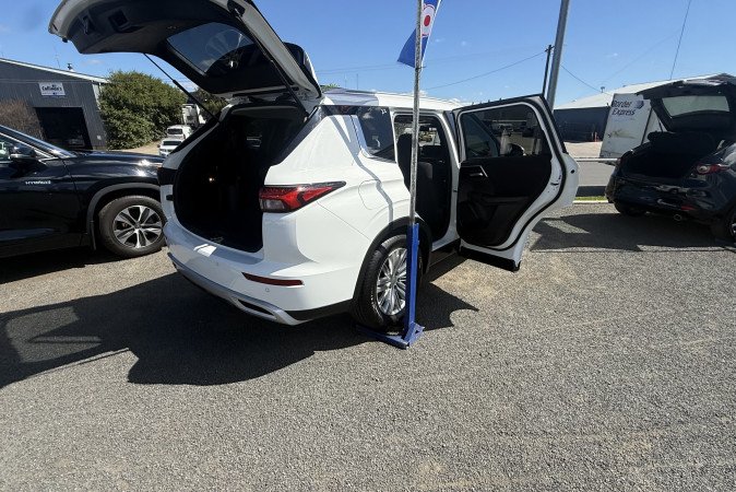 2024 MITSUBISHI OUTLANDER LS 7 SEAT (2WD)