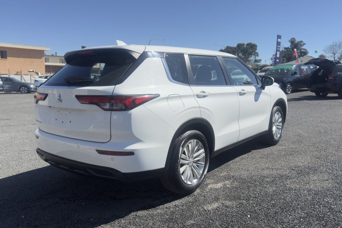 2024 MITSUBISHI OUTLANDER ES 7 SEAT (2WD)