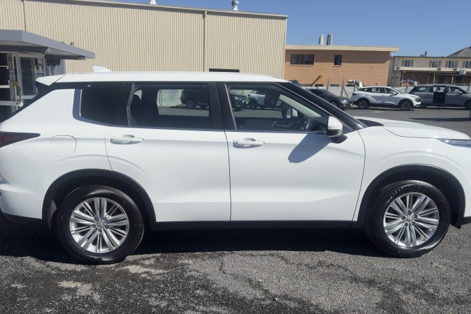 2024 MITSUBISHI OUTLANDER ES 7 SEAT (2WD)