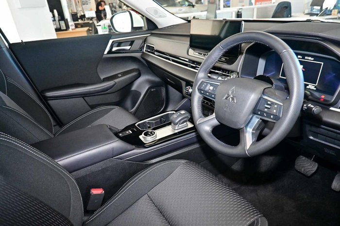 2025 Mitsubishi Outlander LS