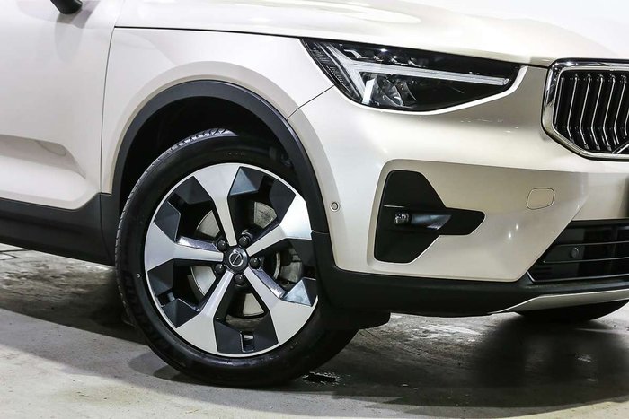 2022 Volvo XC40 Ultimate B4 Bright