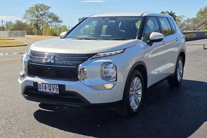 2023 Mitsubishi Outlander ES