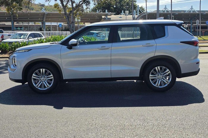 2023 Mitsubishi Outlander ES