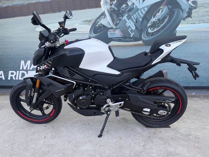 2025 CFMOTO 450 NK White