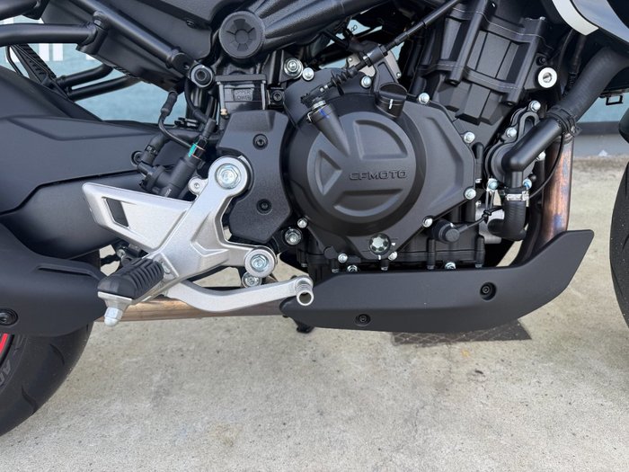 2025 CFMOTO 450 NK White