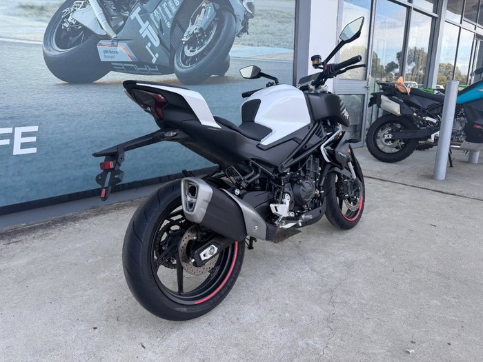 2025 CFMOTO 450 NK White