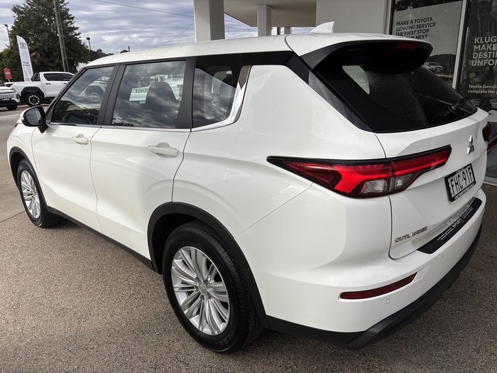 2024 Mitsubishi Outlander ES