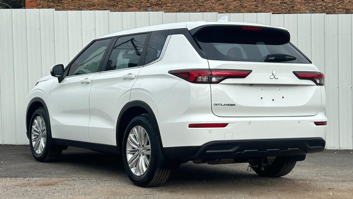 2023 Mitsubishi Outlander ES