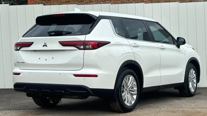 2023 Mitsubishi Outlander ES