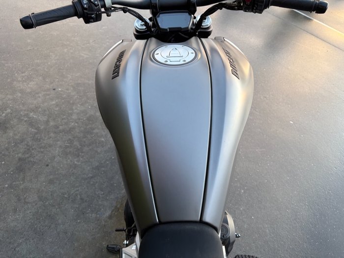 2019 DUCATI DIAVEL 1260 (SANDSTONE GREY) Grey