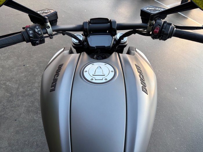 2019 DUCATI DIAVEL 1260 (SANDSTONE GREY) Grey