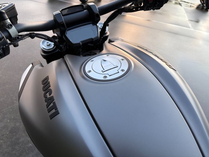 2019 DUCATI DIAVEL 1260 (SANDSTONE GREY) Grey