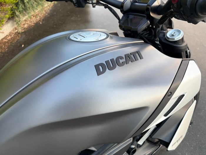 2019 DUCATI DIAVEL 1260 (SANDSTONE GREY) Grey