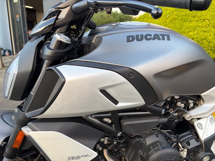 2019 DUCATI DIAVEL 1260 (SANDSTONE GREY) Grey