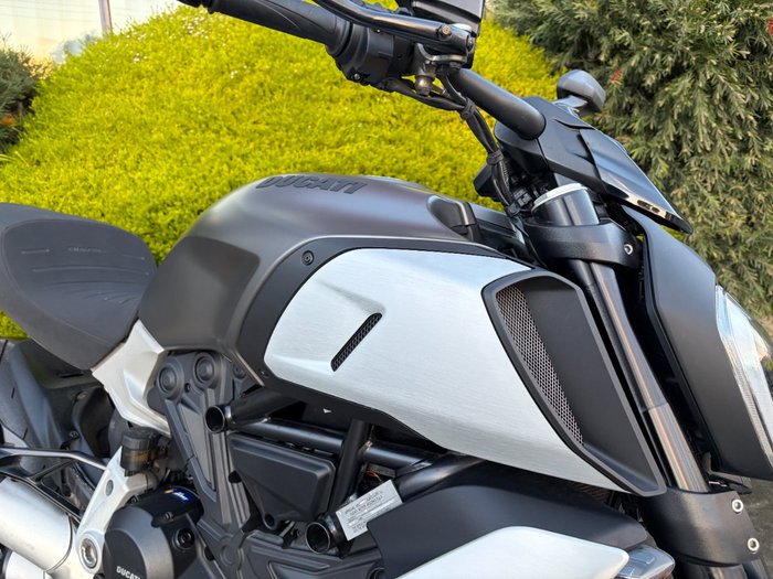 2019 DUCATI DIAVEL 1260 (SANDSTONE GREY) Grey