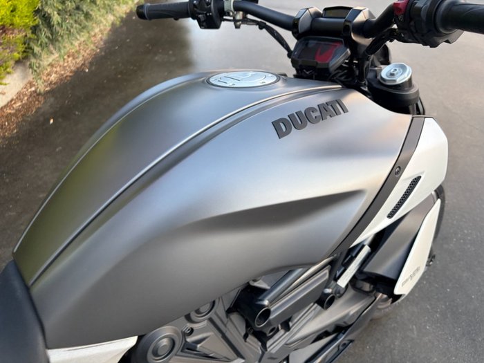 2019 DUCATI DIAVEL 1260 (SANDSTONE GREY) Grey