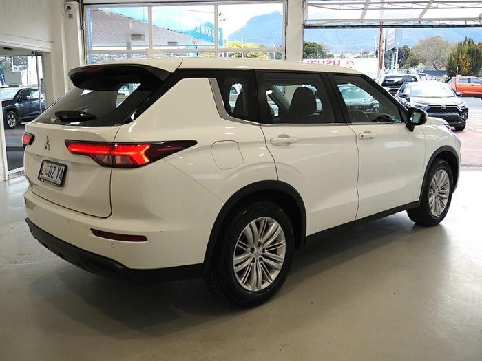 2024 Mitsubishi Outlander ES