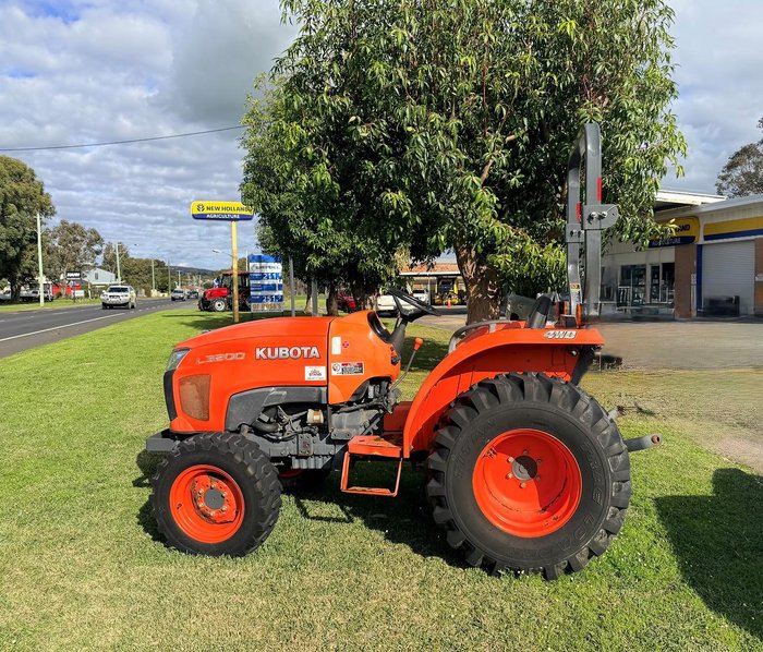 Kubota L3200