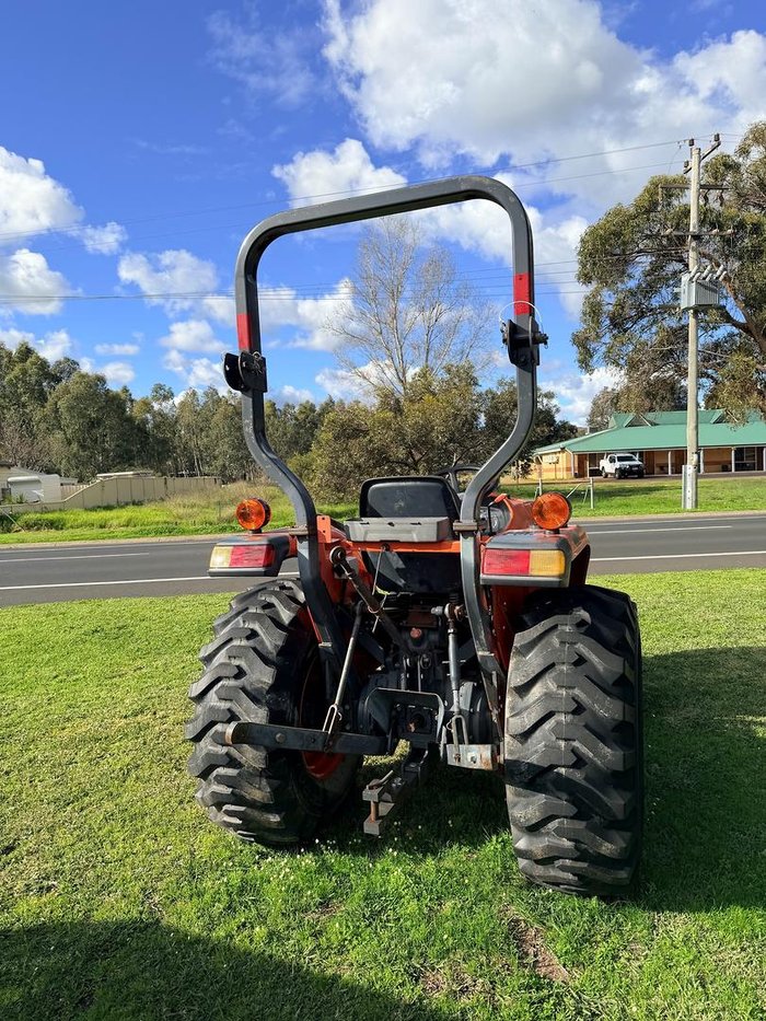 Kubota L3200