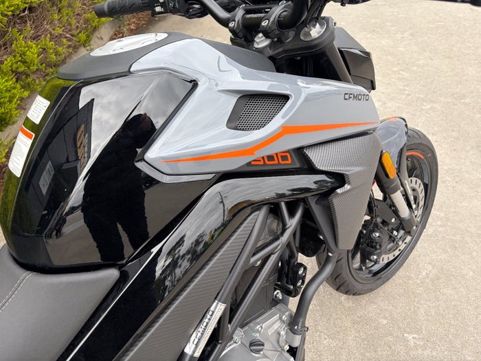 2022 CFMOTO 300 NK ABS