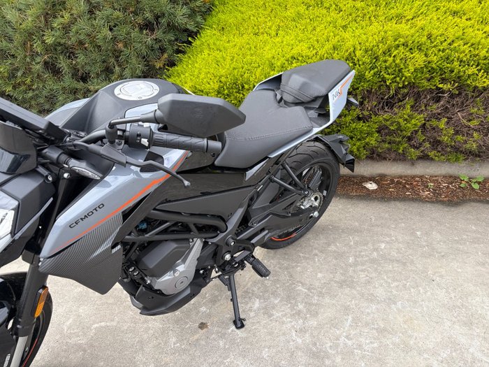 2022 CFMOTO 300 NK ABS