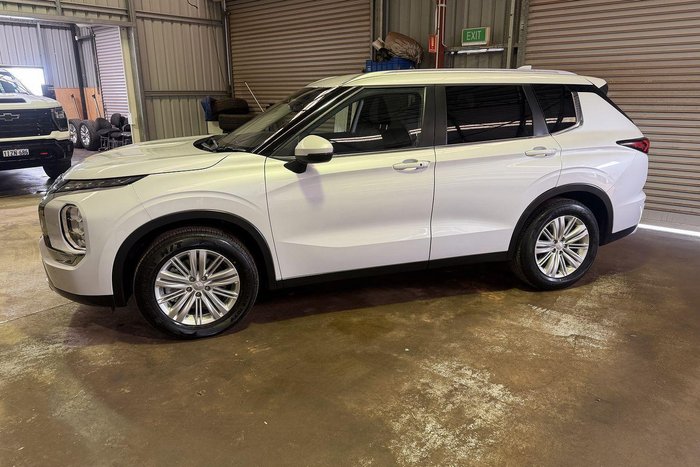 2025 Mitsubishi Outlander LS