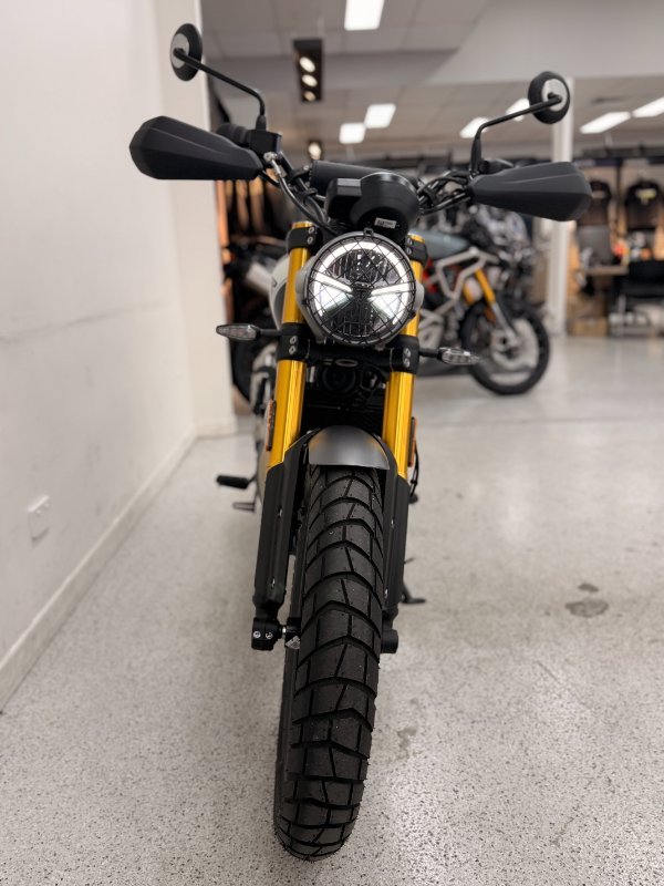 2026 Triumph SCRAMBLER 400 X Matt Khaki Green / White