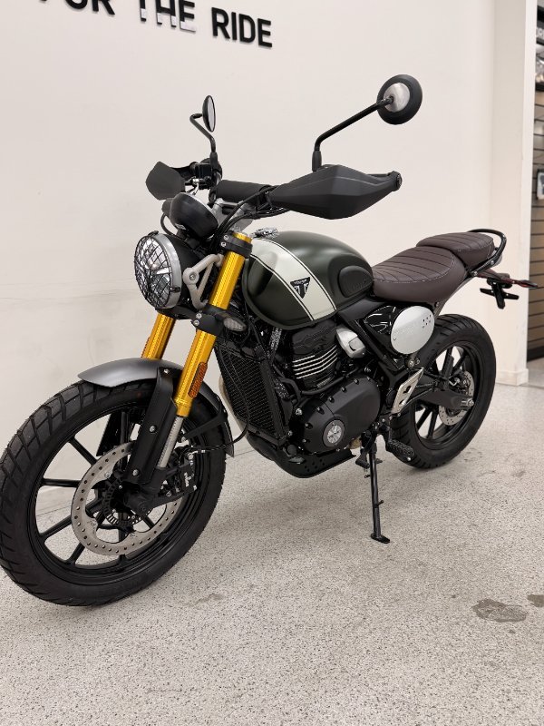 2026 Triumph SCRAMBLER 400 X Matt Khaki Green / White