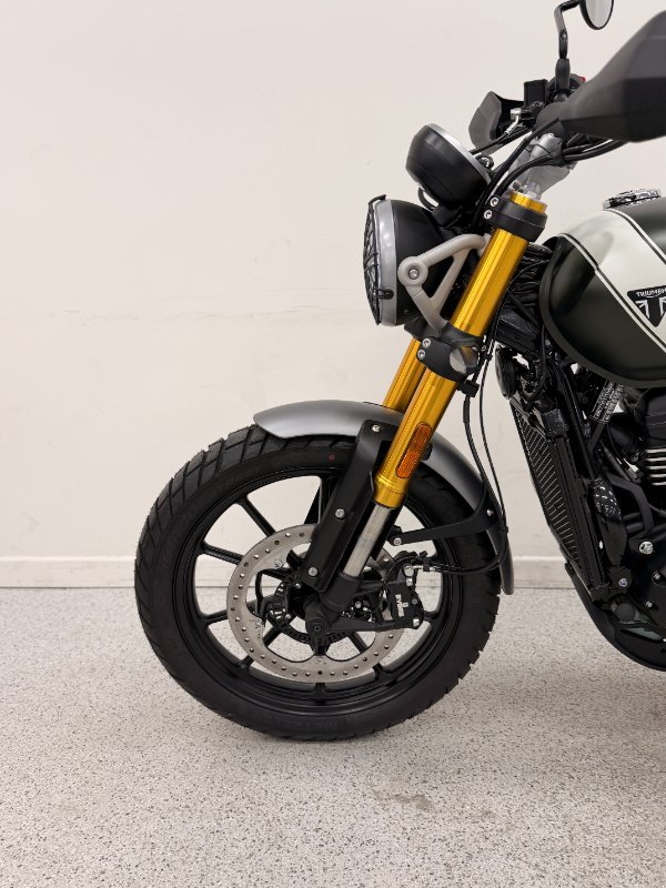 2026 Triumph SCRAMBLER 400 X Matt Khaki Green / White
