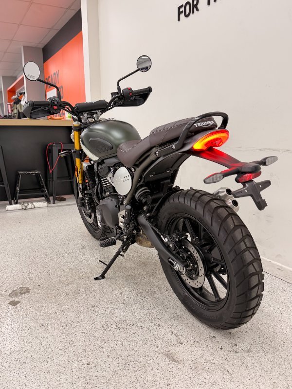2026 Triumph SCRAMBLER 400 X Matt Khaki Green / White