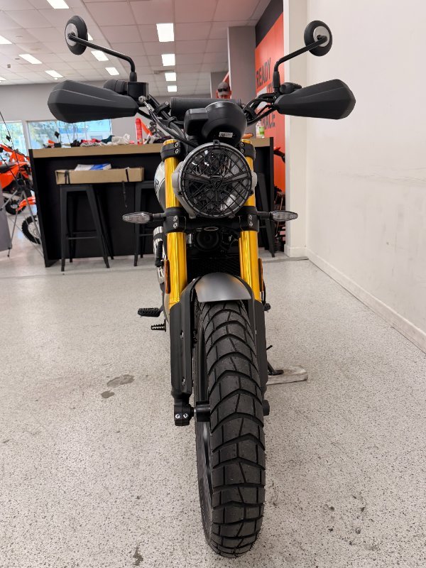 2026 Triumph SCRAMBLER 400 X Matt Khaki Green / White