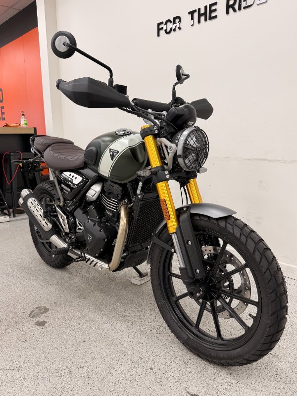 2026 Triumph SCRAMBLER 400 X Matt Khaki Green / White