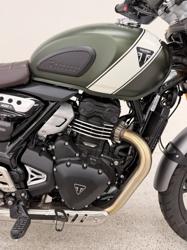 2026 Triumph SCRAMBLER 400 X Matt Khaki Green / White