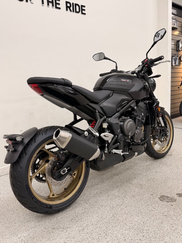 2026 Triumph TRIDENT 800 Jet Black