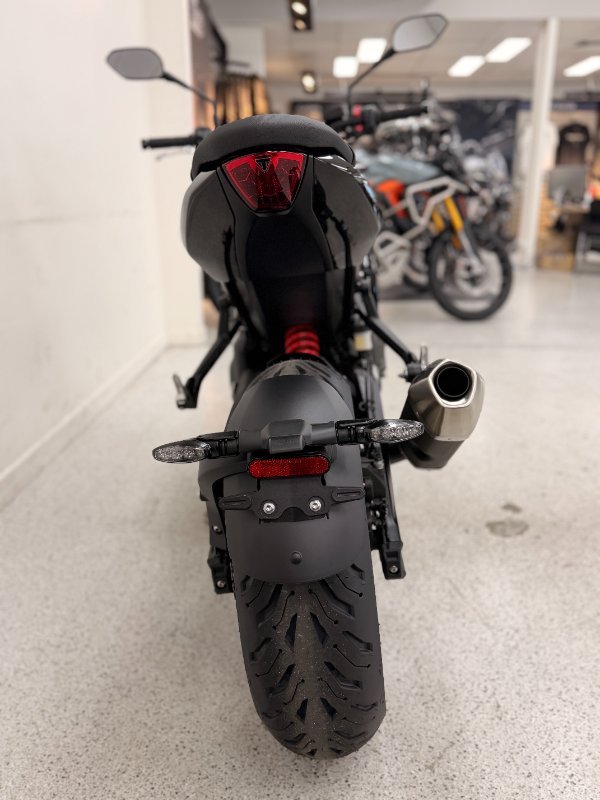 2026 Triumph TRIDENT 800 Jet Black
