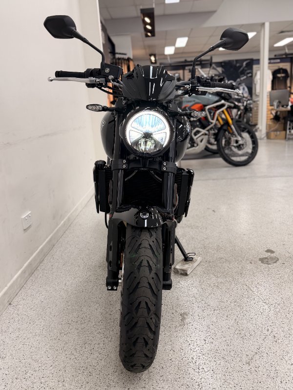 2026 Triumph TRIDENT 800 Jet Black