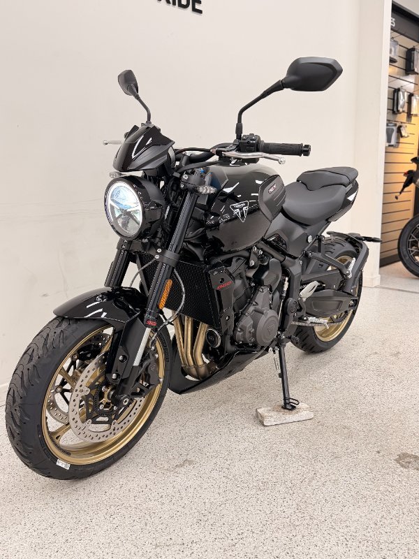 2026 Triumph TRIDENT 800 Jet Black