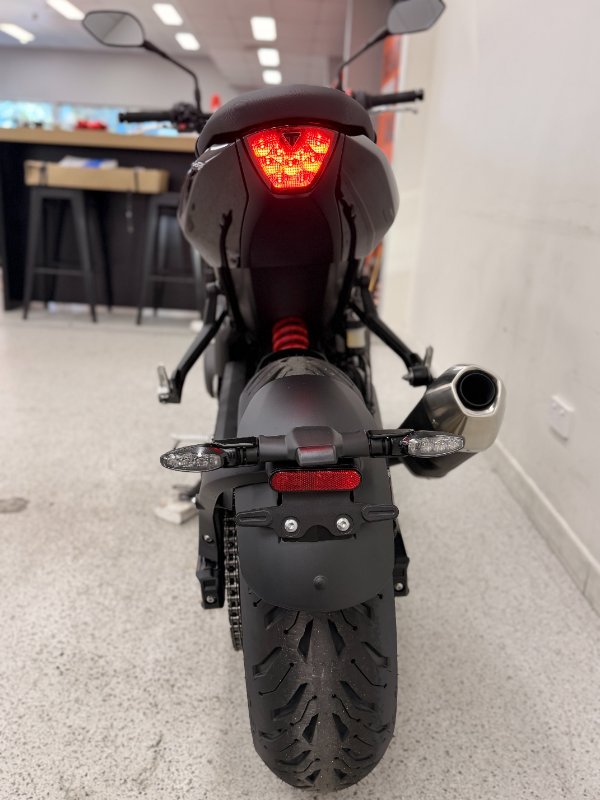 2026 Triumph TRIDENT 800 Jet Black