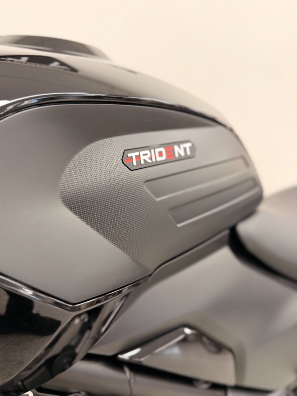 2026 Triumph TRIDENT 800 Jet Black
