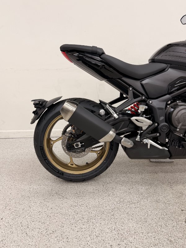 2026 Triumph TRIDENT 800 Jet Black