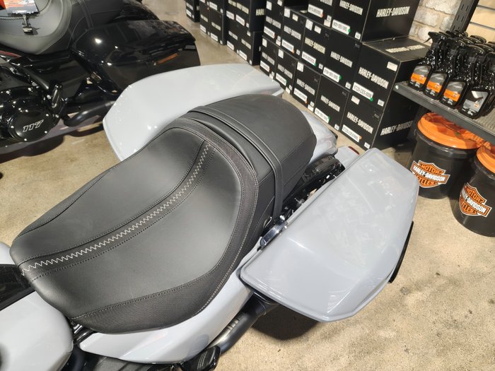 2026 HARLEY-DAVIDSON STREET GLIDE 117 (FLHX) ROAD GREY