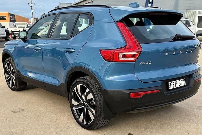 2023 Volvo XC40 Ultimate B5 Dark