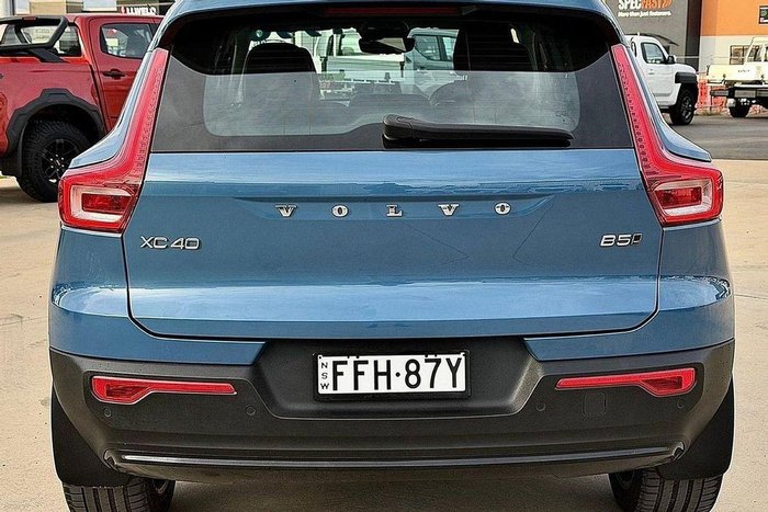 2023 Volvo XC40 Ultimate B5 Dark