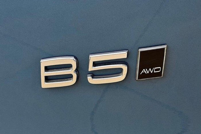 2023 Volvo XC40 Ultimate B5 Dark