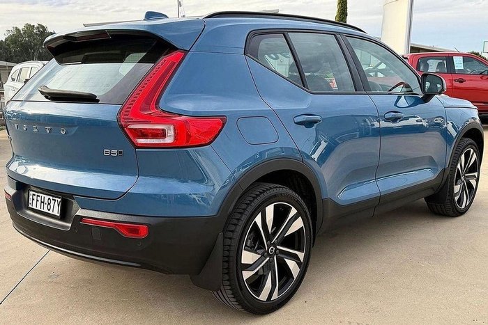 2023 Volvo XC40 Ultimate B5 Dark